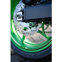 KERN-STABI BOBBINS Heckständeraufnahme M8 x 1,25  KAWASAKI Z900 / SE ab 2025 mit Distanzbuchsen mit Distanzbuchsen rot